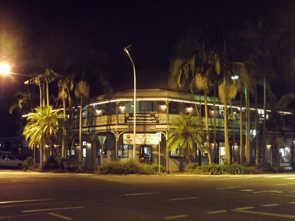 The Middle Pub Hotel Мулумбимби Екстериор снимка