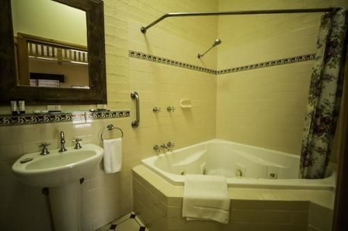 The Middle Pub Hotel Мулумбимби Екстериор снимка